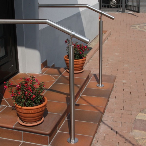 Geländerpfosten mit Kugelgelenk montiert Geländerpfosten mit Kugelgelenk montiert